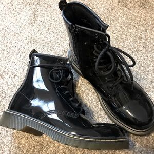 DR. MARTENS Black Patent Leather Lace Up Boots, 7